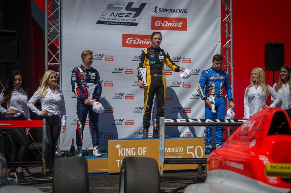 Christian Lundgaard øverst på podiet i Ahvenisto
(Foto: SMP Formula 4)